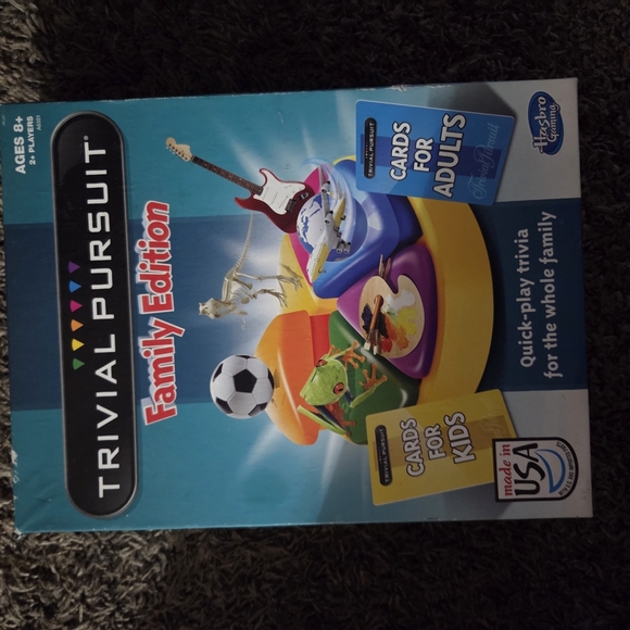 Trivial Pursuit Family Edition Board Game - Picture 1 of 2
